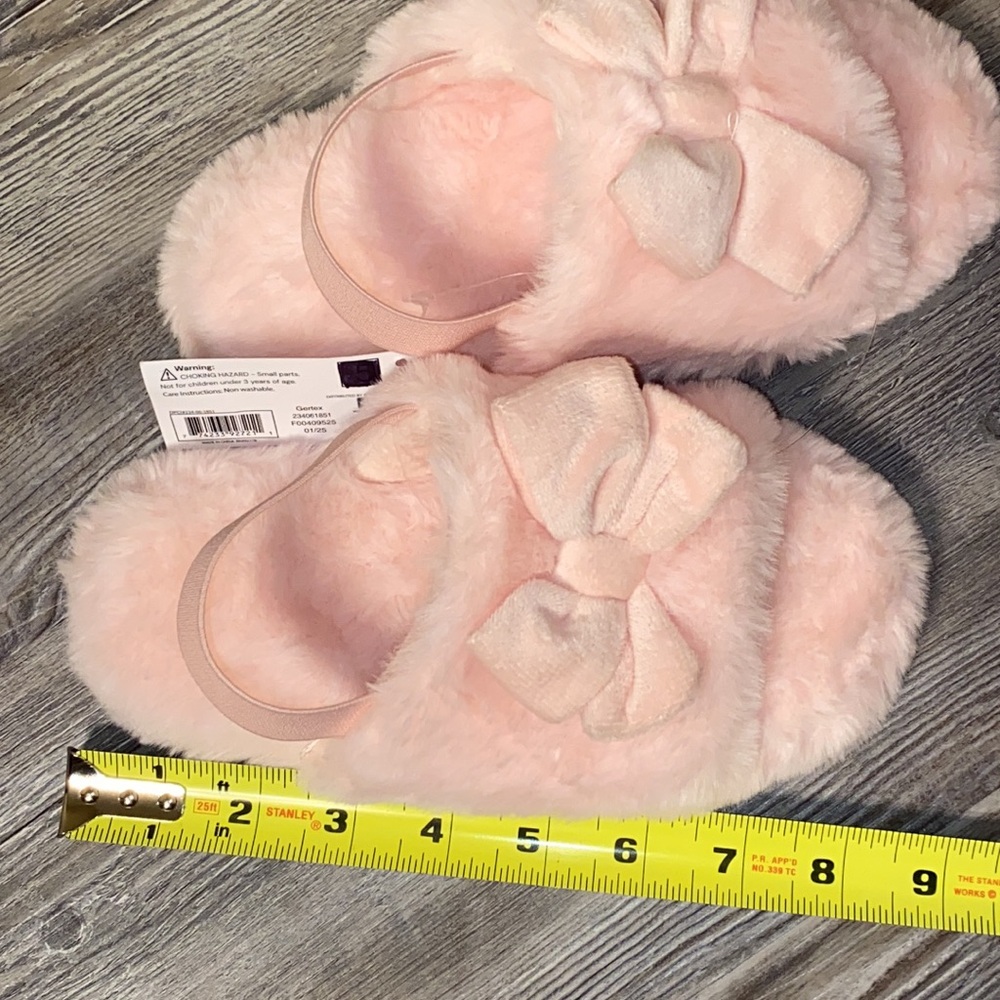 NWT Girls Pink Fuzzy Bow Slippers Fits Kids Shoe size 5-7 - Picture 3 of 5